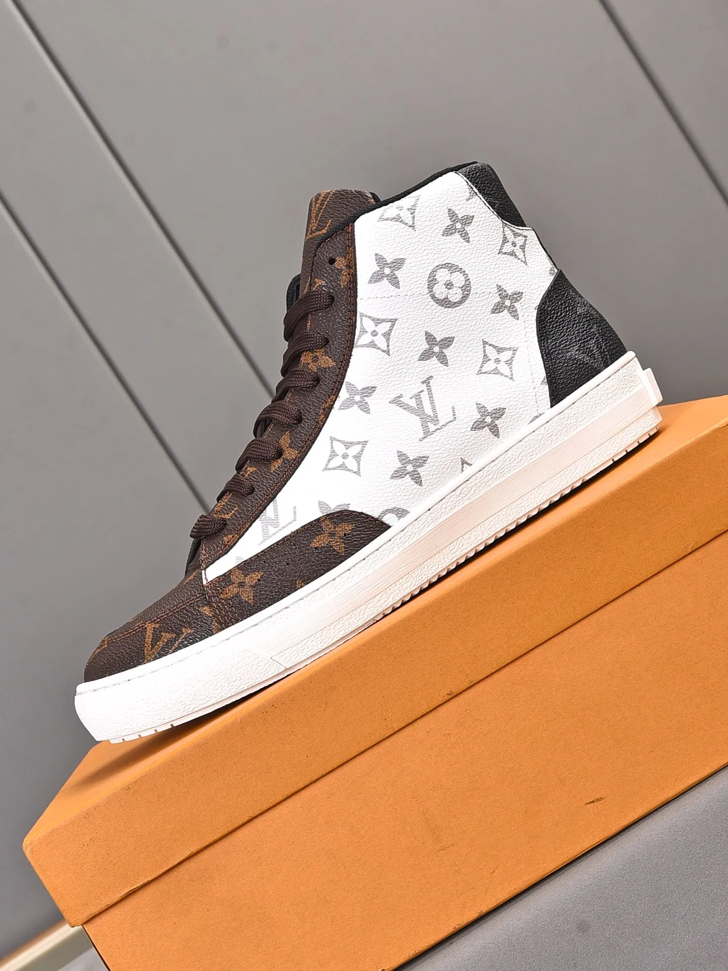 💰💰💰P440 [Latest LV high-top model] New casual Korean-style men's shoes, new autumn and winter design, perfect workmanship, cabinet quality, upper PVC material, breathable mesh lining; soft and comfortable, original rubber outsole super light Wear-resistant, simple, versatile fashion men's shoes, bright colors Two colors available Size 38--44 (45 46 customized)